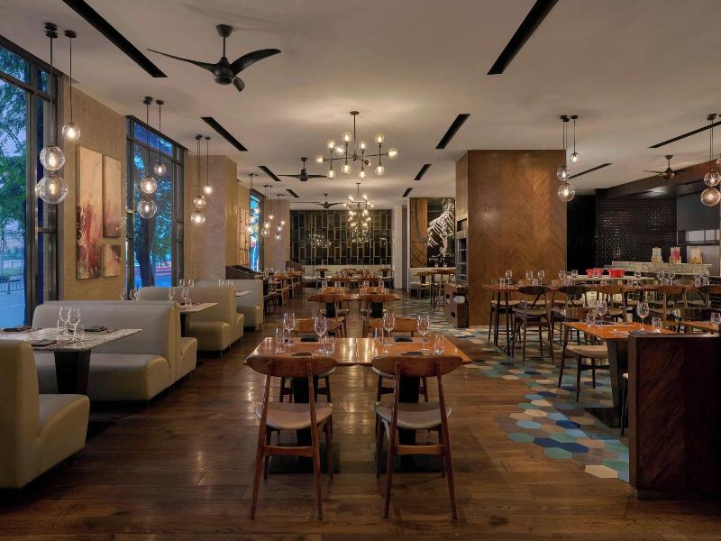 Renaissance Riverside Hotel Saigon image
