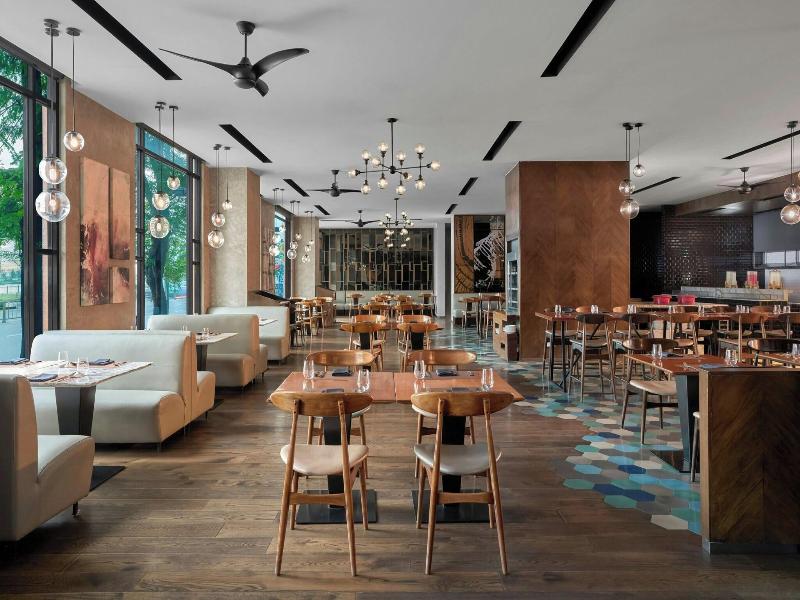 Renaissance Riverside Hotel Saigon image