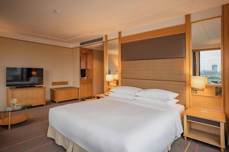 Renaissance Riverside Hotel Saigon image