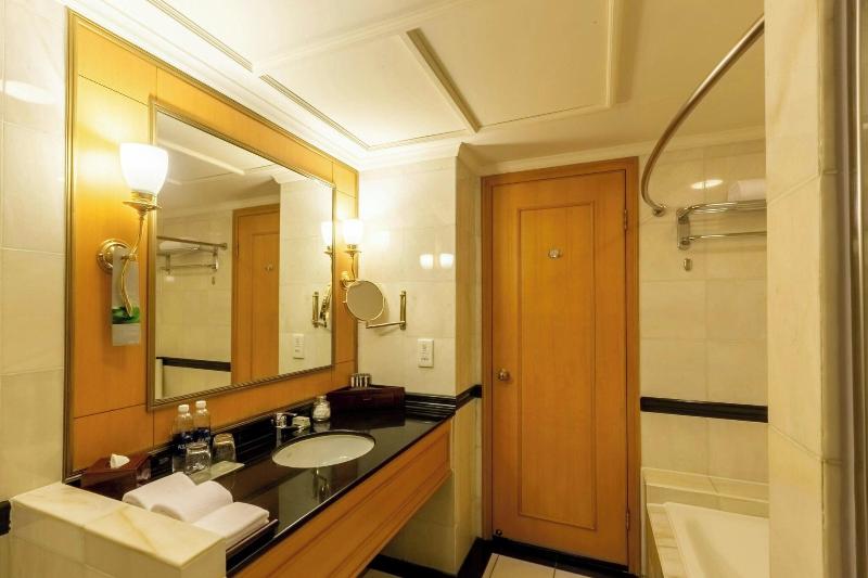 Renaissance Riverside Hotel Saigon image
