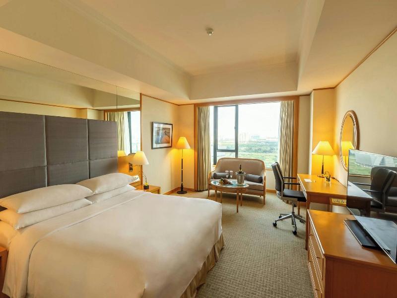 Renaissance Riverside Hotel Saigon image