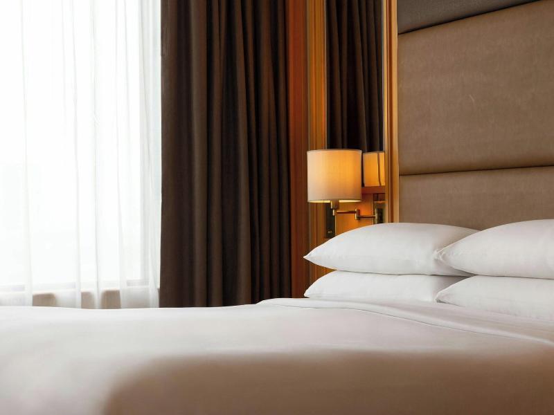 Renaissance Riverside Hotel Saigon image