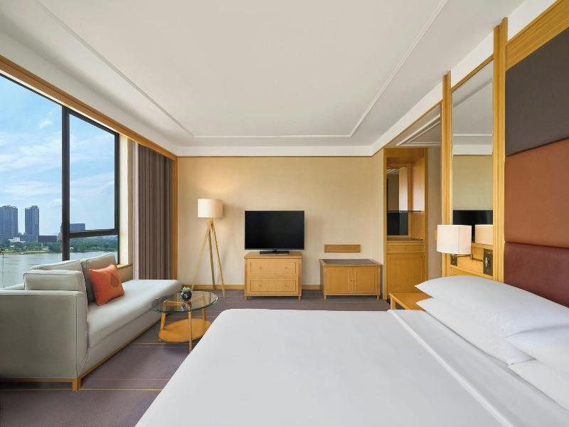 Renaissance Riverside Hotel Saigon image