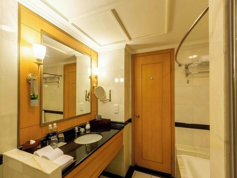 Renaissance Riverside Hotel Saigon image