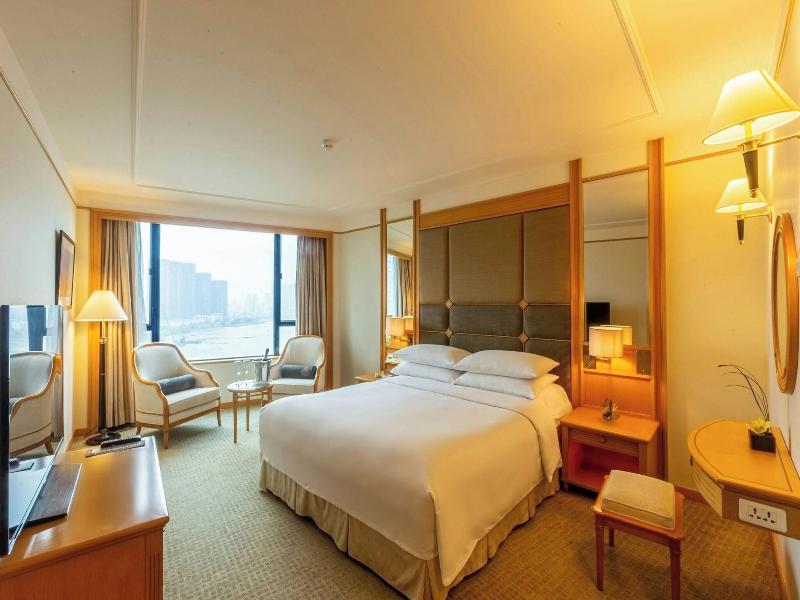 Renaissance Riverside Hotel Saigon image