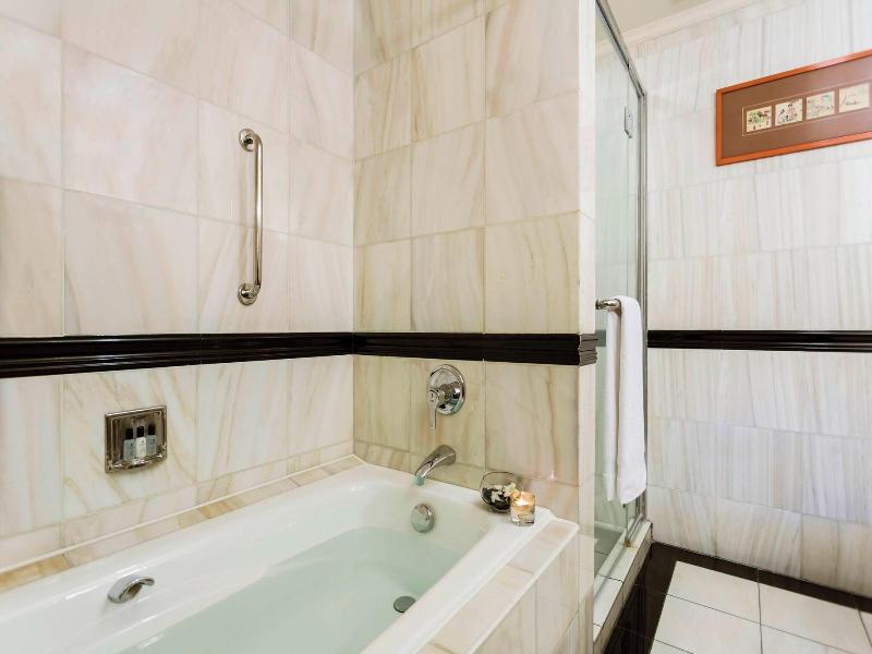 Renaissance Riverside Hotel Saigon image