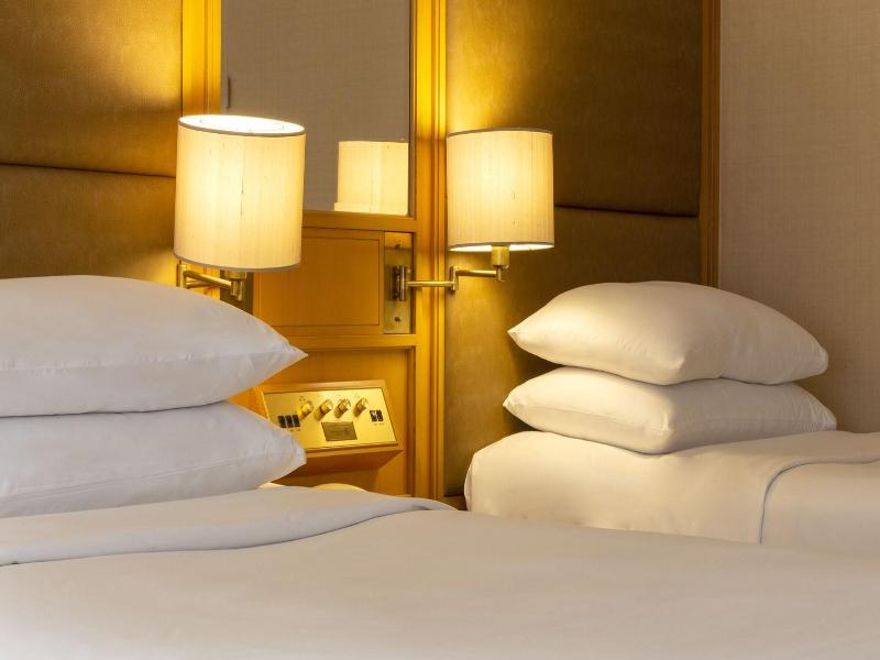 Renaissance Riverside Hotel Saigon image