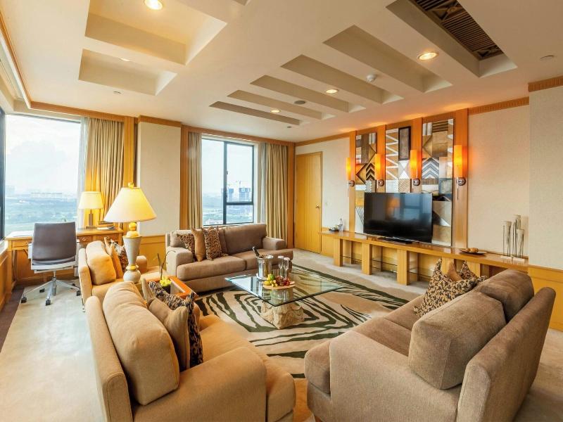 Renaissance Riverside Hotel Saigon image