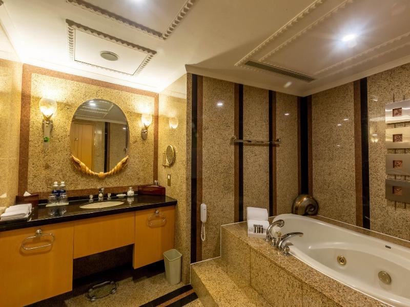 Renaissance Riverside Hotel Saigon image