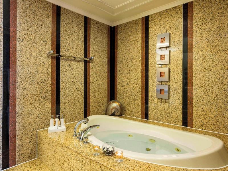 Renaissance Riverside Hotel Saigon image