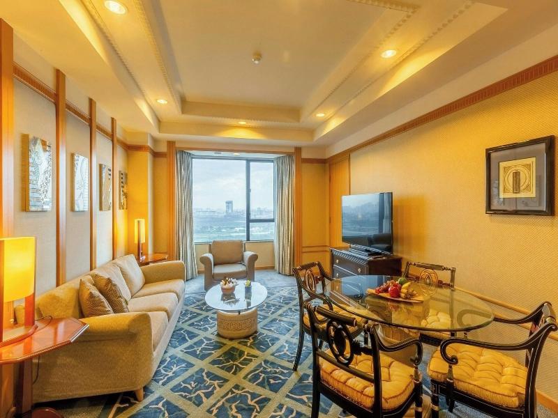 Renaissance Riverside Hotel Saigon image