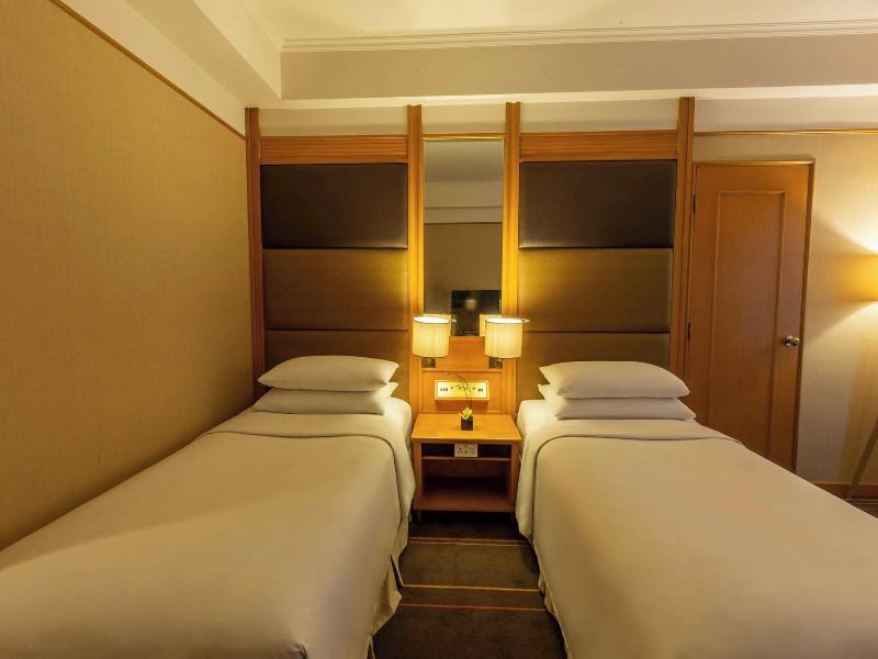 Renaissance Riverside Hotel Saigon image