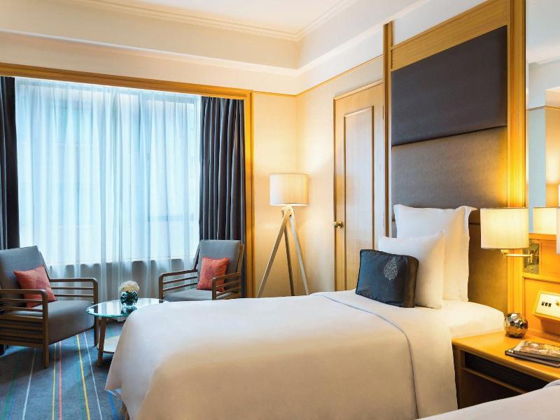 Renaissance Riverside Hotel Saigon image