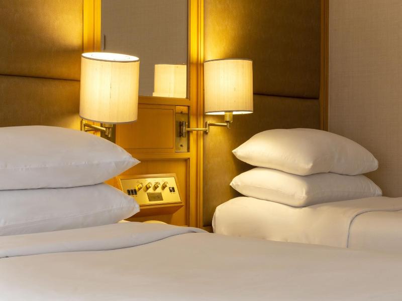 Renaissance Riverside Hotel Saigon image