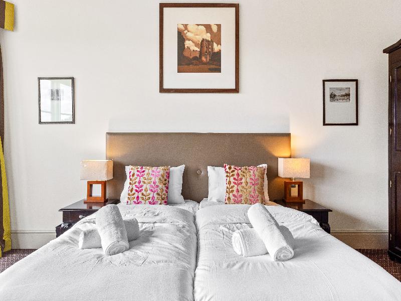 Harte and Garter Hotel image