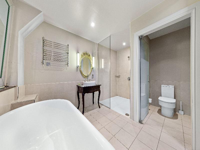Harte and Garter Hotel image