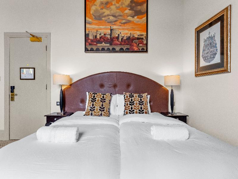 Harte and Garter Hotel image