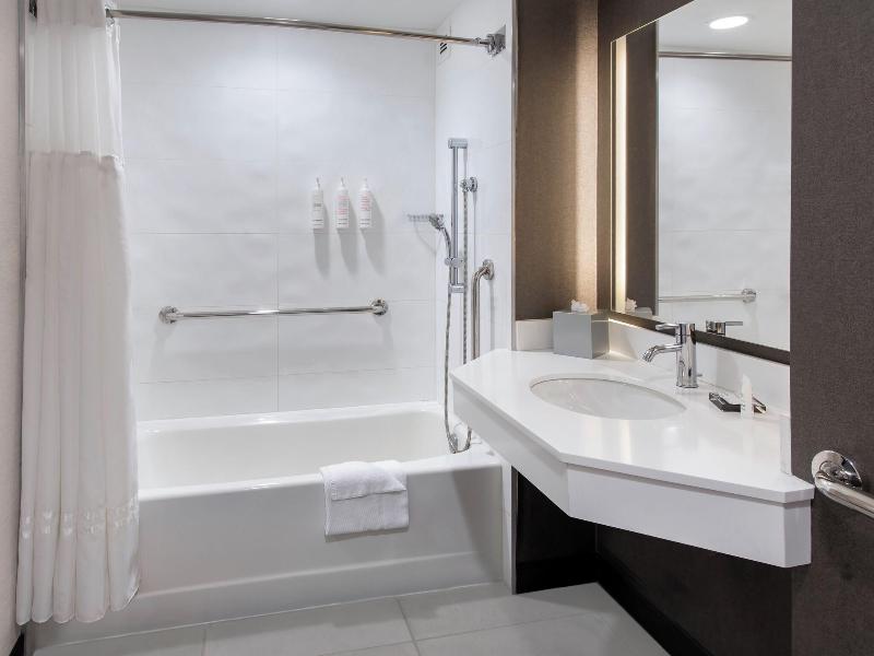 New York Marriott at the Brooklyn Bridge image