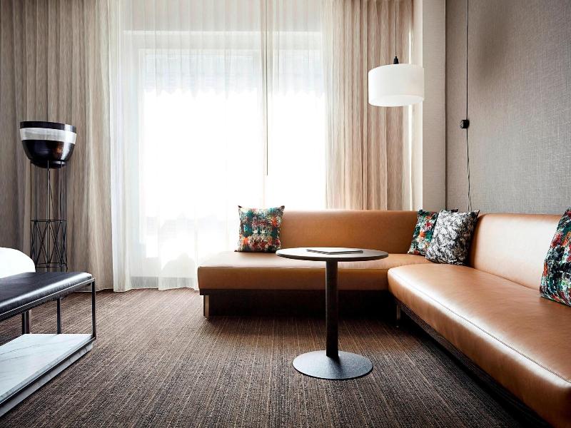 New York Marriott at the Brooklyn Bridge image