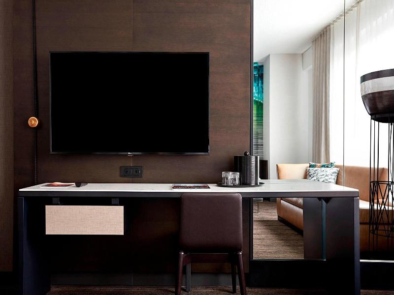 New York Marriott at the Brooklyn Bridge image