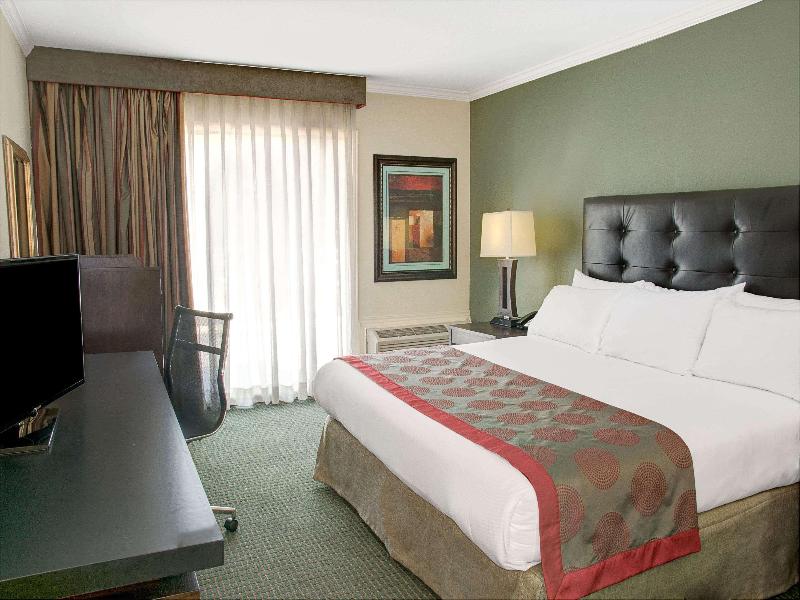 Ramada by Wyndham Houston Intercontinental Airpt E image