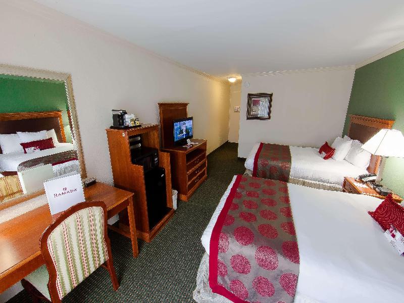 Ramada by Wyndham Houston Intercontinental Airpt E image