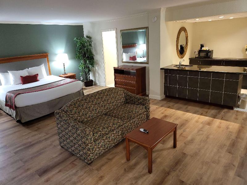 Ramada by Wyndham Houston Intercontinental Airpt E image