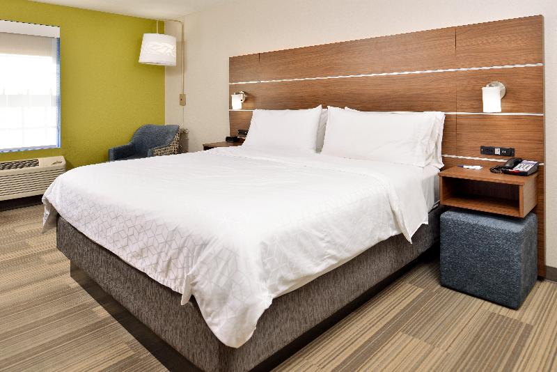 Holiday Inn Express and Suites North Kansas City photo 10