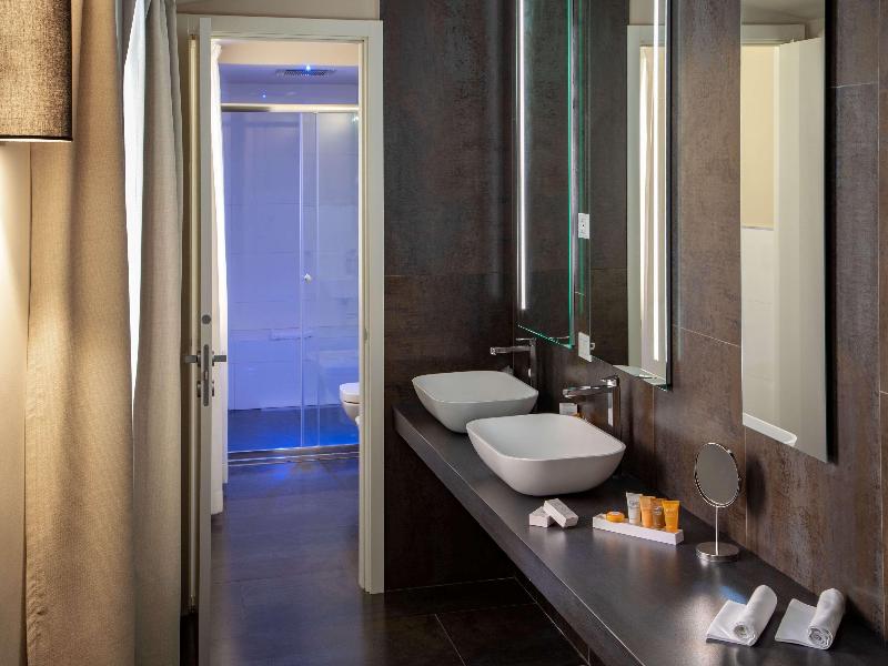 Cosmopolita Hotel Rome, Tapestry Collection by Hil image