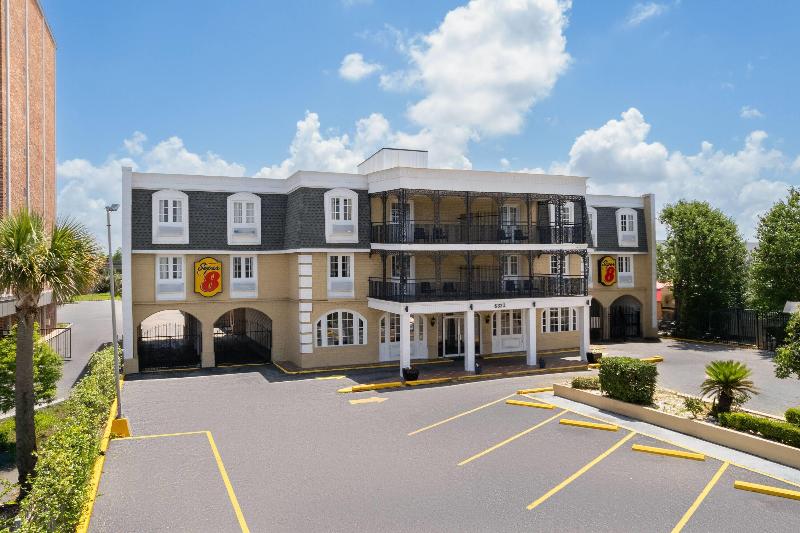 Super 8 by Wyndham New Orleans image