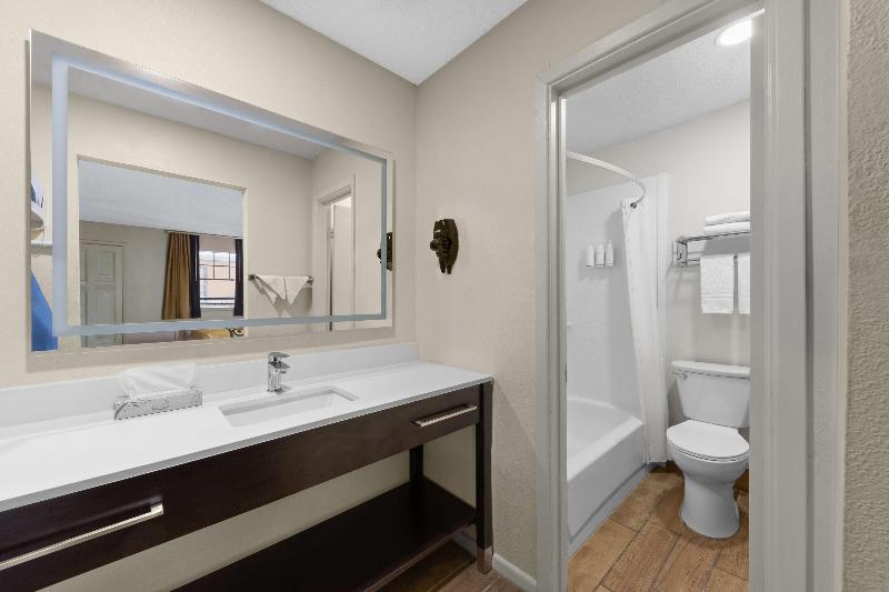 Super 8 by Wyndham New Orleans image