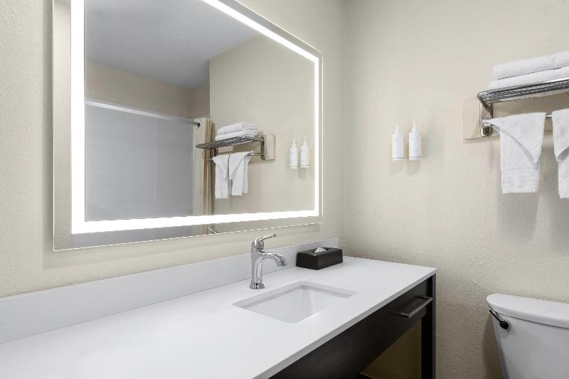 Super 8 by Wyndham New Orleans image