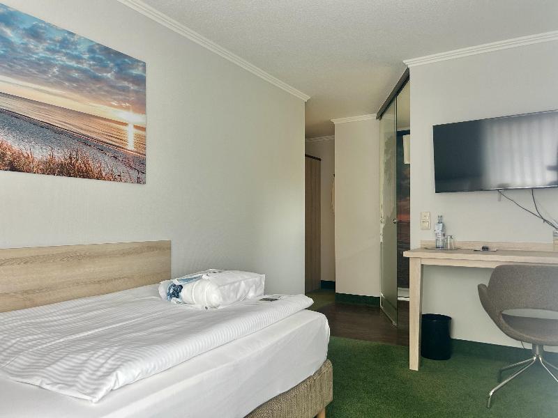 BEST WESTERN PLUS Ostseehotel Waldschloesschen image