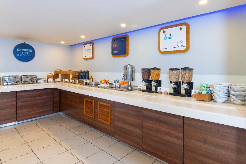 Holiday Inn Express Warwick - Stratford-upon-Avon image