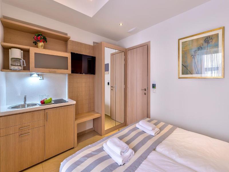 Leonidas Hotel & Apartments image