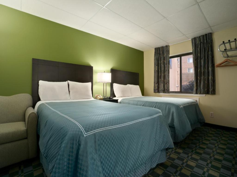 Travelodge by Wyndham Cleveland Lakewood 5