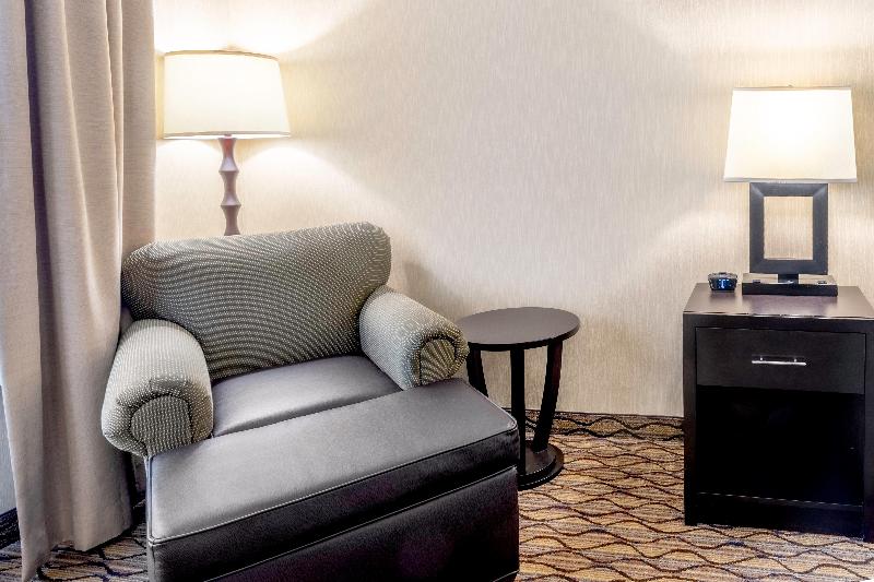 Holiday Inn Hotel & Suites Milwaukee Airport image