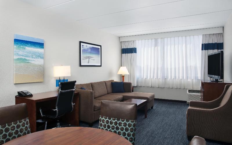 Comfort Suites Airport & Cruise Port