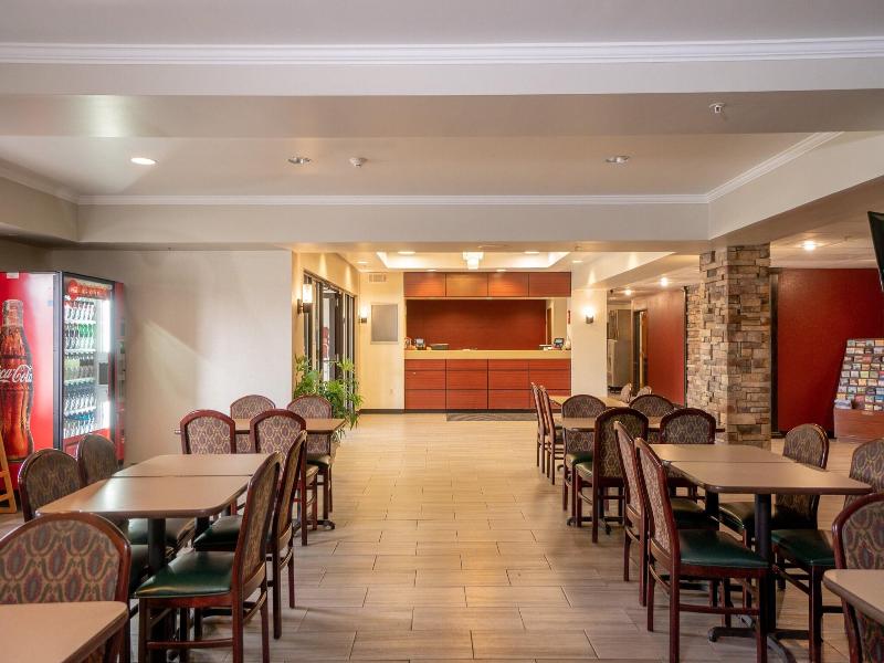 Red Roof Inn & Suites Indianapolis Airport image