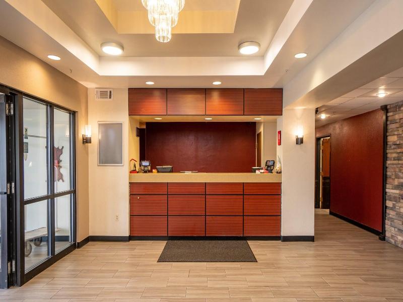 Red Roof Inn & Suites Indianapolis Airport image