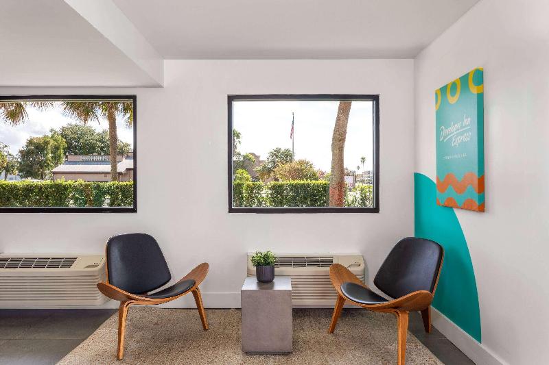 Travelodge by Wyndham Orlando Lake Buena Vista S image