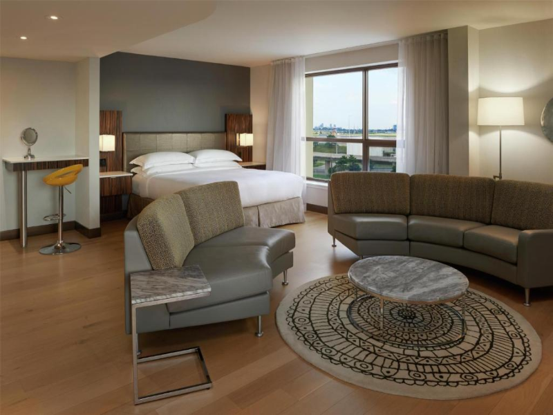 Hilton Toronto Airport Hotel & Suites image