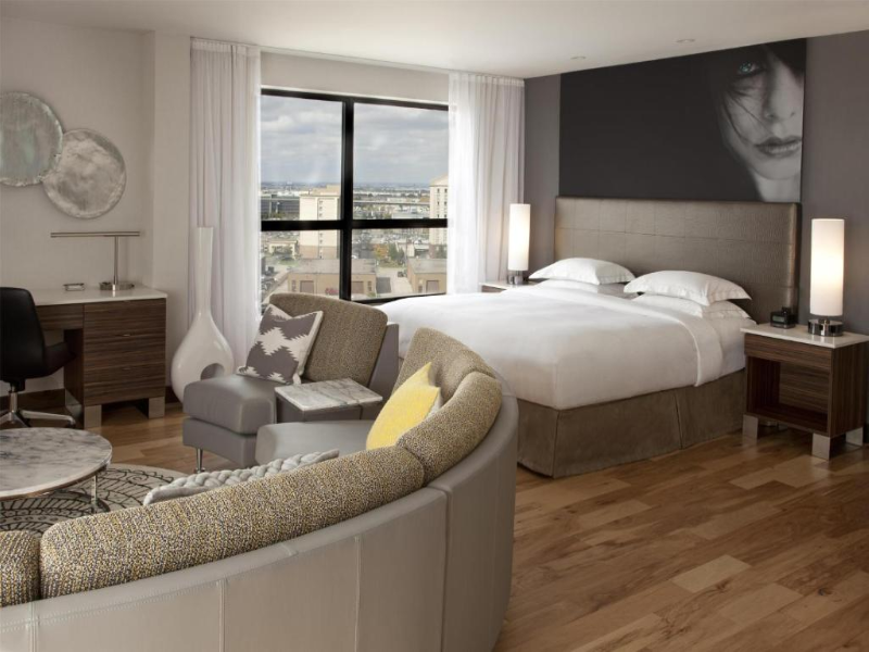 Hilton Toronto Airport Hotel & Suites image
