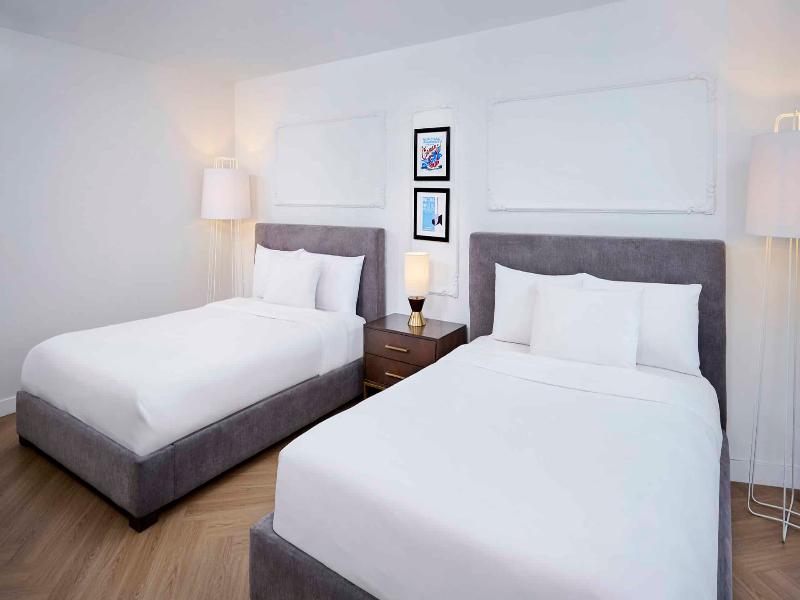 Pantages Hotel Downtown Toronto image