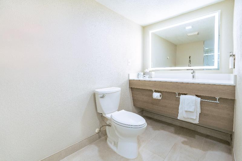 Holiday Inn Express Hotel & Suites Cocoa Beach