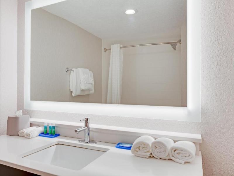 Holiday Inn Express Hotel&Suites Fort Lauderdal image