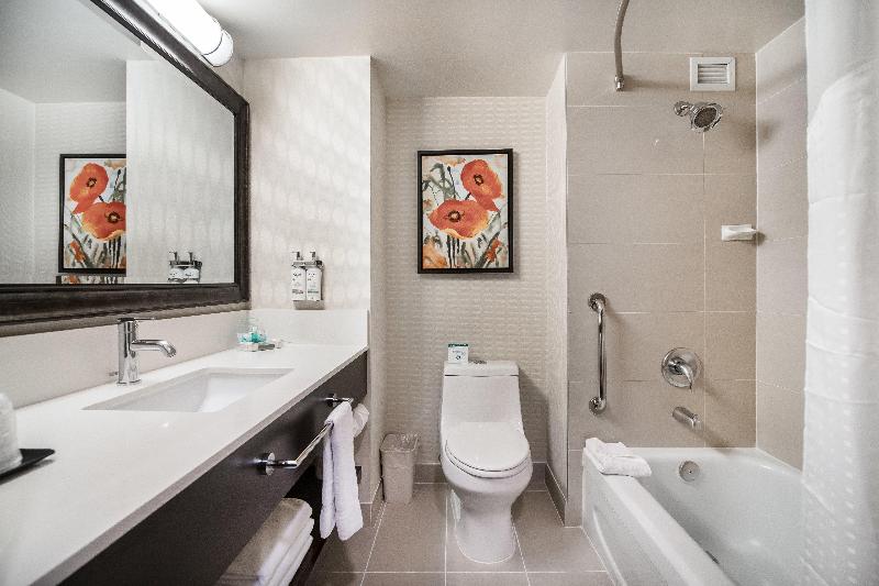 Holiday Inn Vancouver Centre image