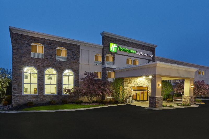 Holiday Inn Express Suites Chicago-Libertyville