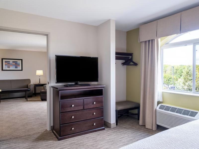 Holiday Inn Express Suites Chicago-Libertyville image