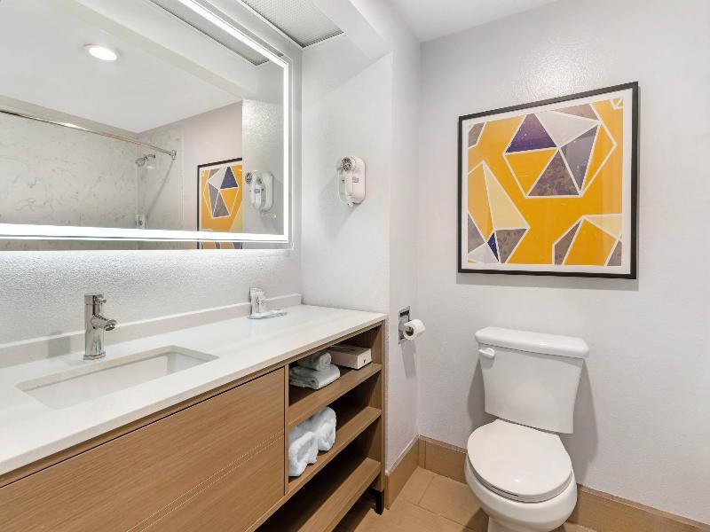 Comfort Inn & Suites Sacramento - University Area image